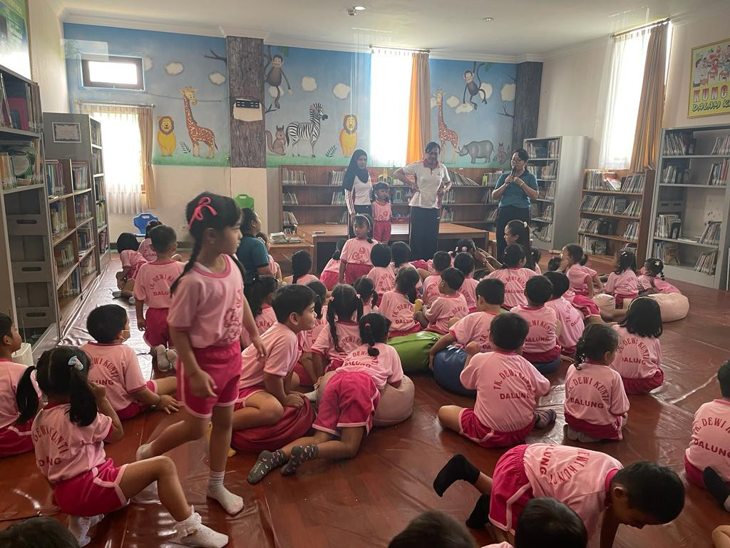 Kunjungan TK Dewi Kunti II ke Perpustakaan Sastra Mangutama Kabupaten Badung